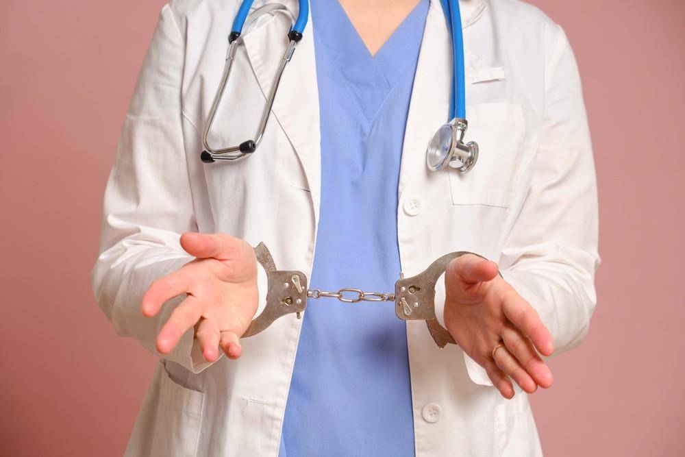 女护士获刑被开除，被羁押后医院仍为她缴养老保险等共计14万元 一审判返还11万元